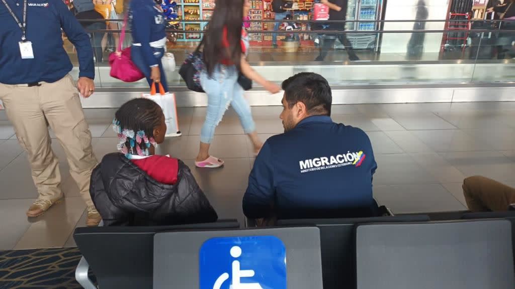 Abandonaron a una niña en un aeropuerto y ahí sobrevivió 10 días. Foto: Migración Colombia