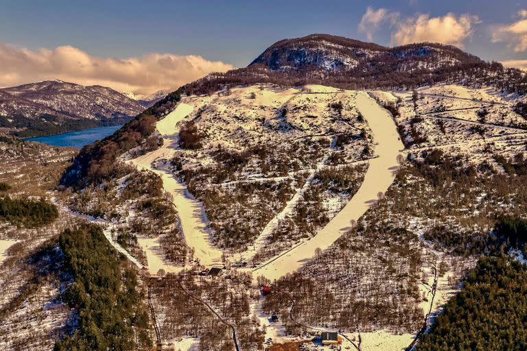 En este centro de esquí de Neuquén se pueden hacer caminatas con raquetas, andar en moto de nieve o deslizarse por pistas de distintas dificultades