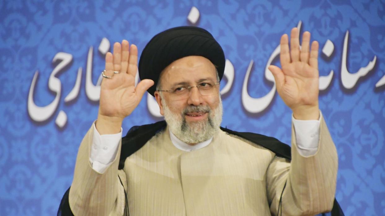 Irans designierter Präsident Ebrahim Raisi steckt in einer Zwickmühle: Proteste am Anfang seiner Amtszeit kann er sich nicht leisten, Ärger mit Parlament und Hardlinern aber auch nicht.