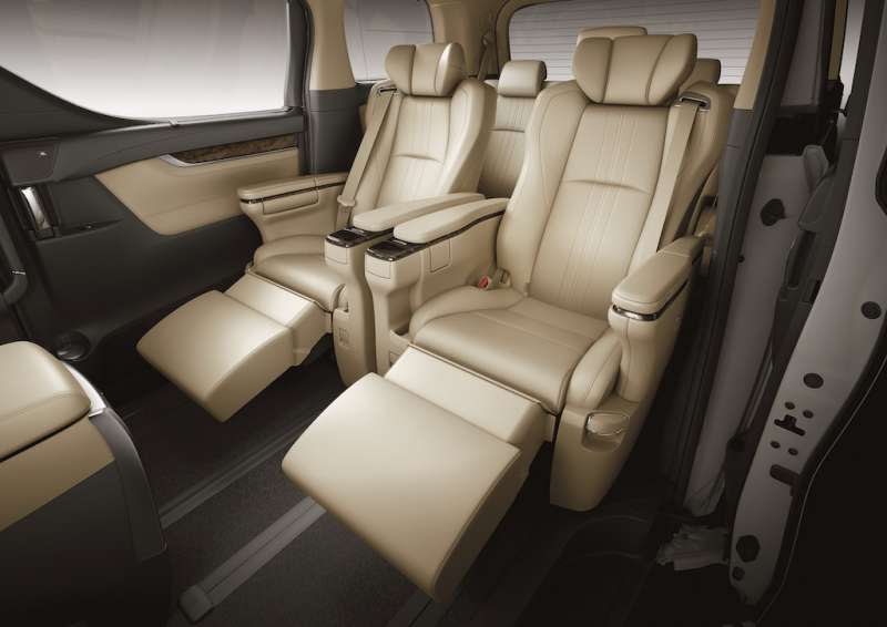 全車配備Semi-Aniline頂級真皮座椅，第二排更採用頭等艙VIP級Ottoman大型座椅，打造極致舒適的駕乘體驗。(圖／業者提供)