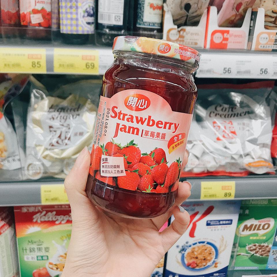 一罐裡面滿滿的草莓果粒，吃起來真的超過癮！