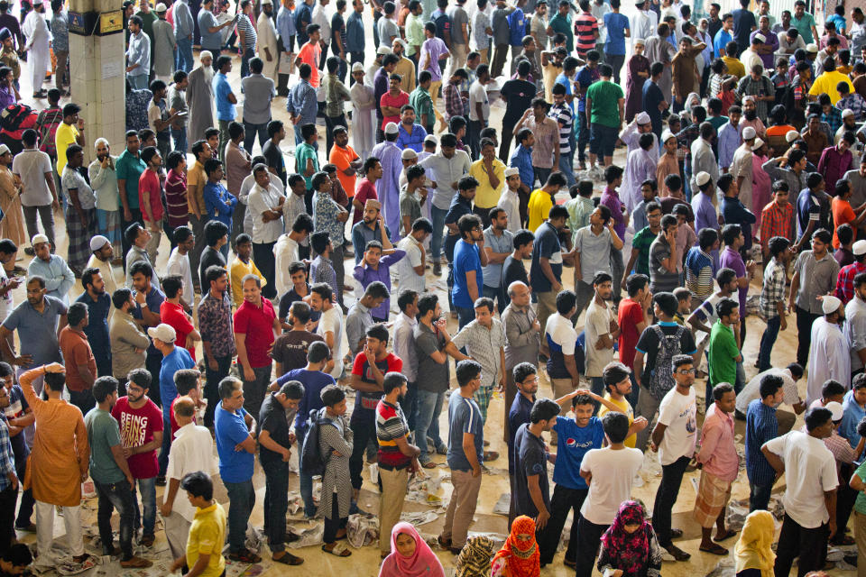 <p>Moslems stehen am Hauptbahnhof Kamalapur in Dhaka (Bangladesch) Schlange, um ein Zugticket nach Hause kaufen zu können. Zum Ende der Ramadan-Zeit, die bis Mitte Juni dauert, werden Sonderzüge eingesetzt. Sie sollen den erwarteten Ansturm an Gläubigen zum Ende des Fastenmonats bewältigen. (Bild: AP Photo/A.M. Ahad) </p>