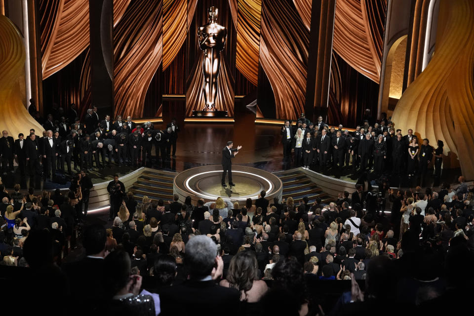 Integrantes del equipo de producción de los Oscar son ovacionados por su apoyo durante la huelga de Hollywood de 2023 en los Oscar el domingo 10 de marzo de 2024, en el Teatro Dolby en Los Ángeles. (Foto AP/Chris Pizzello)
