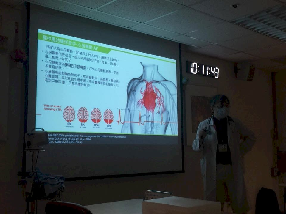 新光醫院心臟內科醫師趙書平今天(2日)表示，曾有一名60多歲個案在騎車時突然暈倒，送醫檢查卻找不出原因，最後是透過住院長時間的心電圖監測，發現個案一度有「心跳停止10幾秒以上」的陣發型心律不整。醫師提醒，心律不整是許多心血管疾病的前兆，且有些情況並不容易發現，因此，提醒國人要隨時留意自己的脈搏變化。(蕭照平攝)