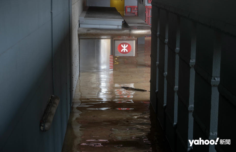 受世紀黑雨影響，黃大仙成為水浸重災區，黃大仙龍翔道一帶佈滿泥黃水，港鐵站出入口已完全浸滿。