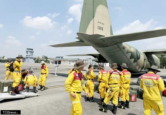 屏東與高雄特搜隊員在屏東空軍機場搭運輸機飛往花蓮救災。