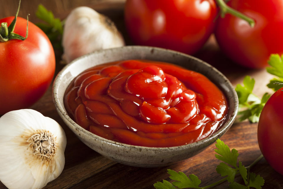 可挑選低鈉版的番茄醬，或者整顆的罐裝番茄。（圖／Getty Images）
