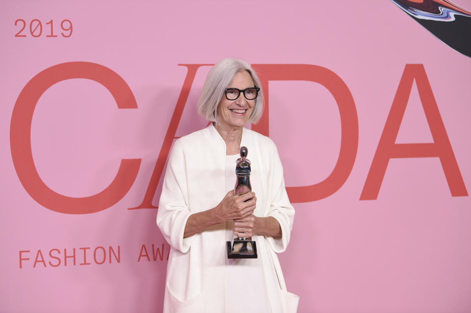 La diseñadora de moda Eileen Fisher posa con el premio al cambio positivo en los CFDA Fashion Awards en el Museo de Brooklyn el lunes 3 de junio de 2019 en Nueva York.  (Foto de Evan Agostini/Invision/AP)