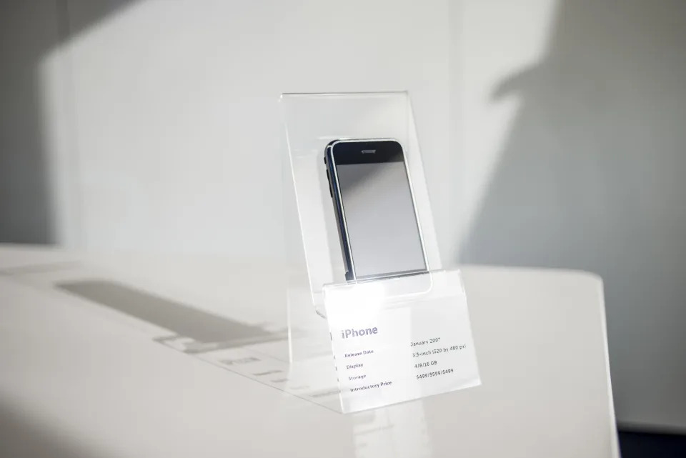 iPhone (1st Gen.), release date January 2007, exhibited at MacPaw&#39;s Ukrainian Apple Museum in Kiev, Ukraine on January 26, 2017. Ukrainian developer MacPaw has opened Apple hardware museum at the companys office in Kiev. The collection has more than 70 original Macintosh models dated from 1981 to 2017. (Photo by Oleksandr Rupeta/NurPhoto via Getty Images)