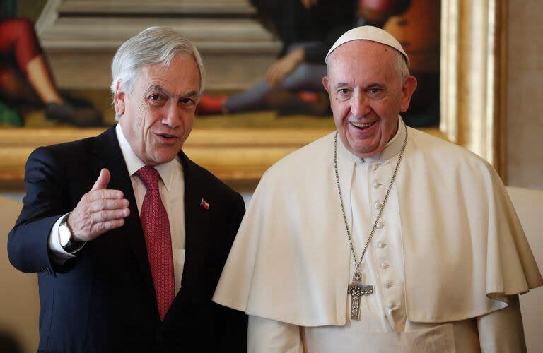 Sebastián Piñera y el papa Francisco, en una audiencia en el Vaticano, en octubre de 2018. (Alessandro BIANCHI / POOL / AFP)