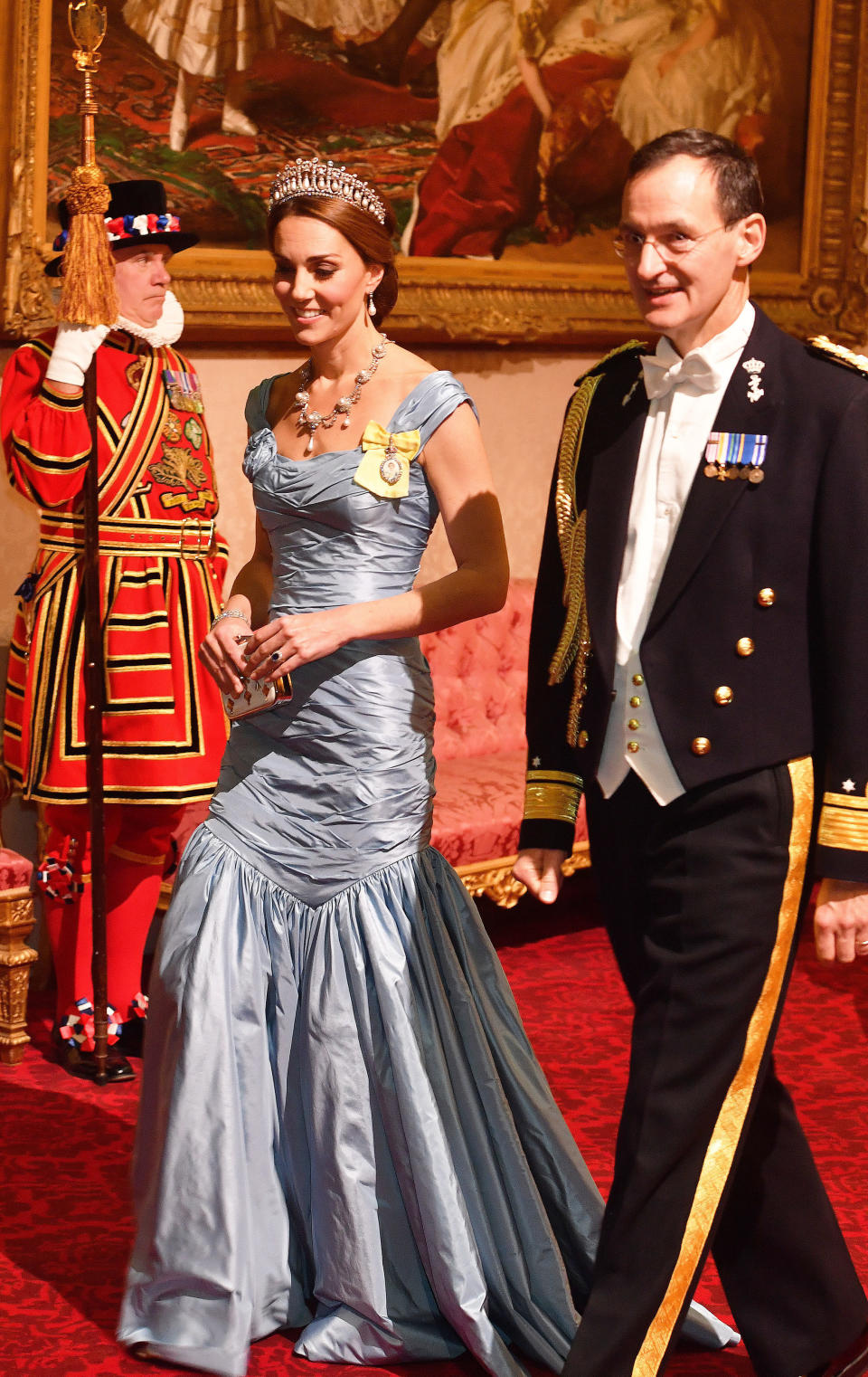 <p>Por su parte, la duquesa de Cambridge le rindió honor a Lady Di con la Tiara Cambridge Lover’s Knot, que le había sido obsequiada a la princesa por su boda con Charles en 1981 y lució un llamativo collar que fue un regalo de bodas a la reina Alexandra en 1863. </p>