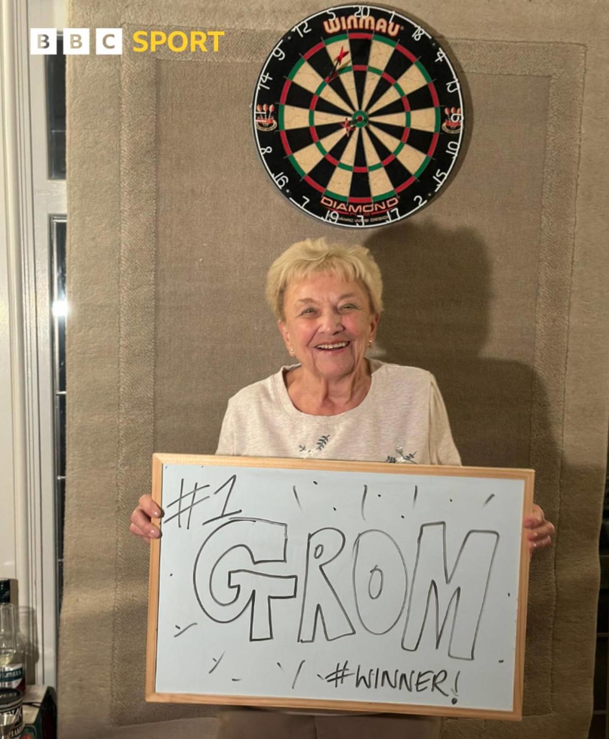 Verrückte Darts-Oma sorgt für Wirbel im Netz