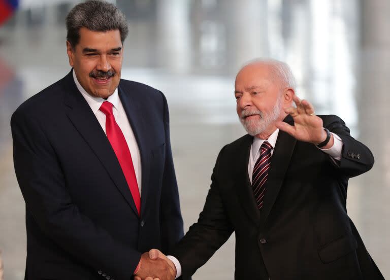 El presidente de Brasil Luiz Inácio Lula da Silva, a la derecha, estrecha la mano de su homólogo venezolano Nicolás Maduro antes de su cumbre bilateral en el palacio de Planalto, el lunes 29 de mayo de 2023, en Brasilia. (AP Foto/Gustavo Moreno)