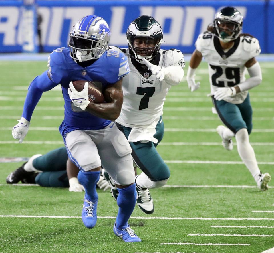 Lions running back D'Andre Swift runs by Eagles linebacker Haason Reddick during the second half of the Lions' 38-35 loss on Sunday, Sept.11, 2022, at Ford Field.