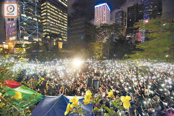 大批反對修例的市民昨晚在遮打花園集會。（李志湧攝）