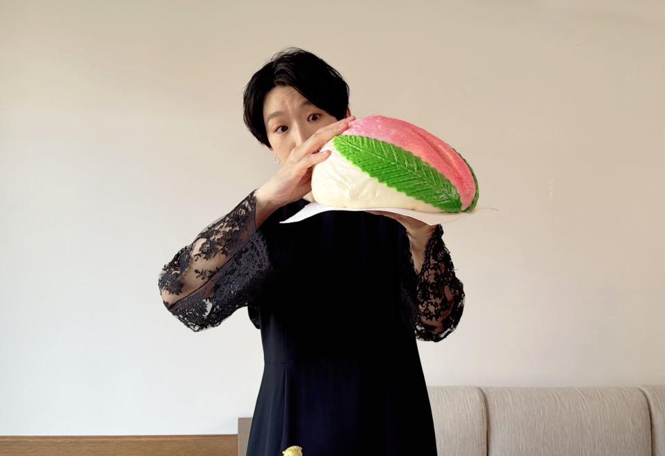 江口德子看到巨型壽桃打開後還有許多小壽桃，讓她忍不住少女心爆發，大聲尖叫說：「真的好可愛！」（Hami Video提供）