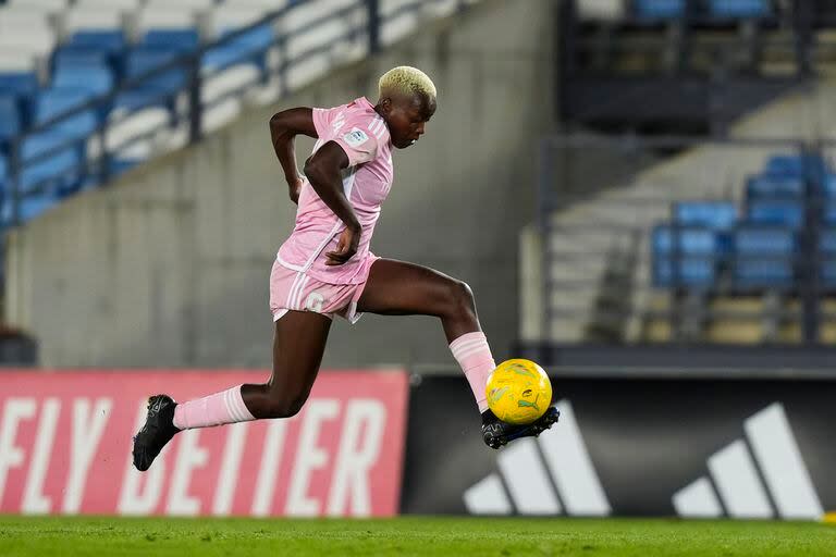 La zambiana de 23 años Racheal Kundananji se fue de Madrid CFF, equipo de la competitiva liga española, para incorporarse a una nueva franquicia de la estadounidense NWSL, Bay FC.