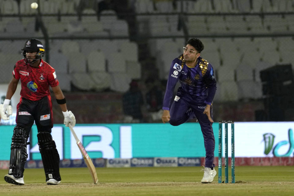 Quetta Gladiators' Abrar Ahmed, right, bowls as Lahore Qalandars' Shai Hope watches during the Pakistan Super League T20 cricket match between Lahore Qalandars and Quetta Gladiators, in Karachi, Pakistan, Sunday, March 10, 2024. (AP Photo/Fareed Khan)