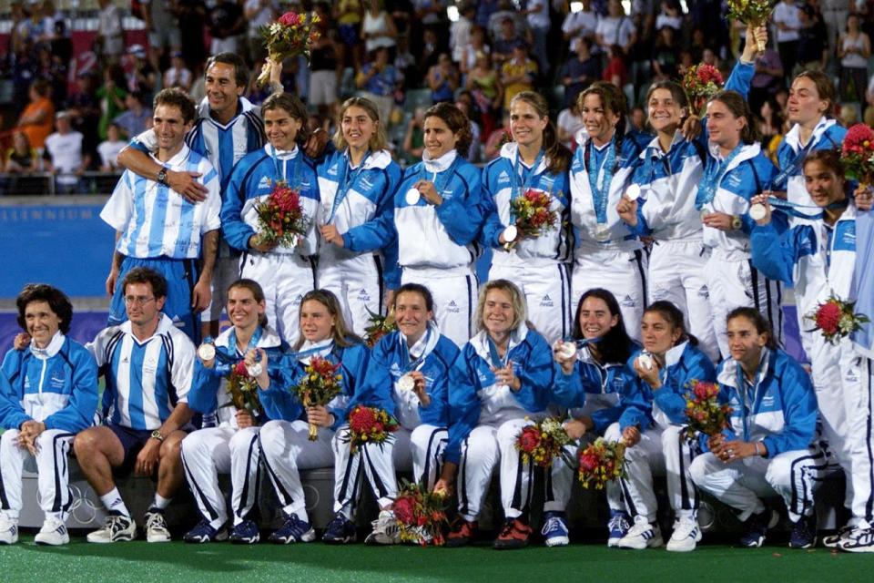 El plantel de las Leonas que ganó la histórica medalla plateada en los Juegos de Sydney 2000.