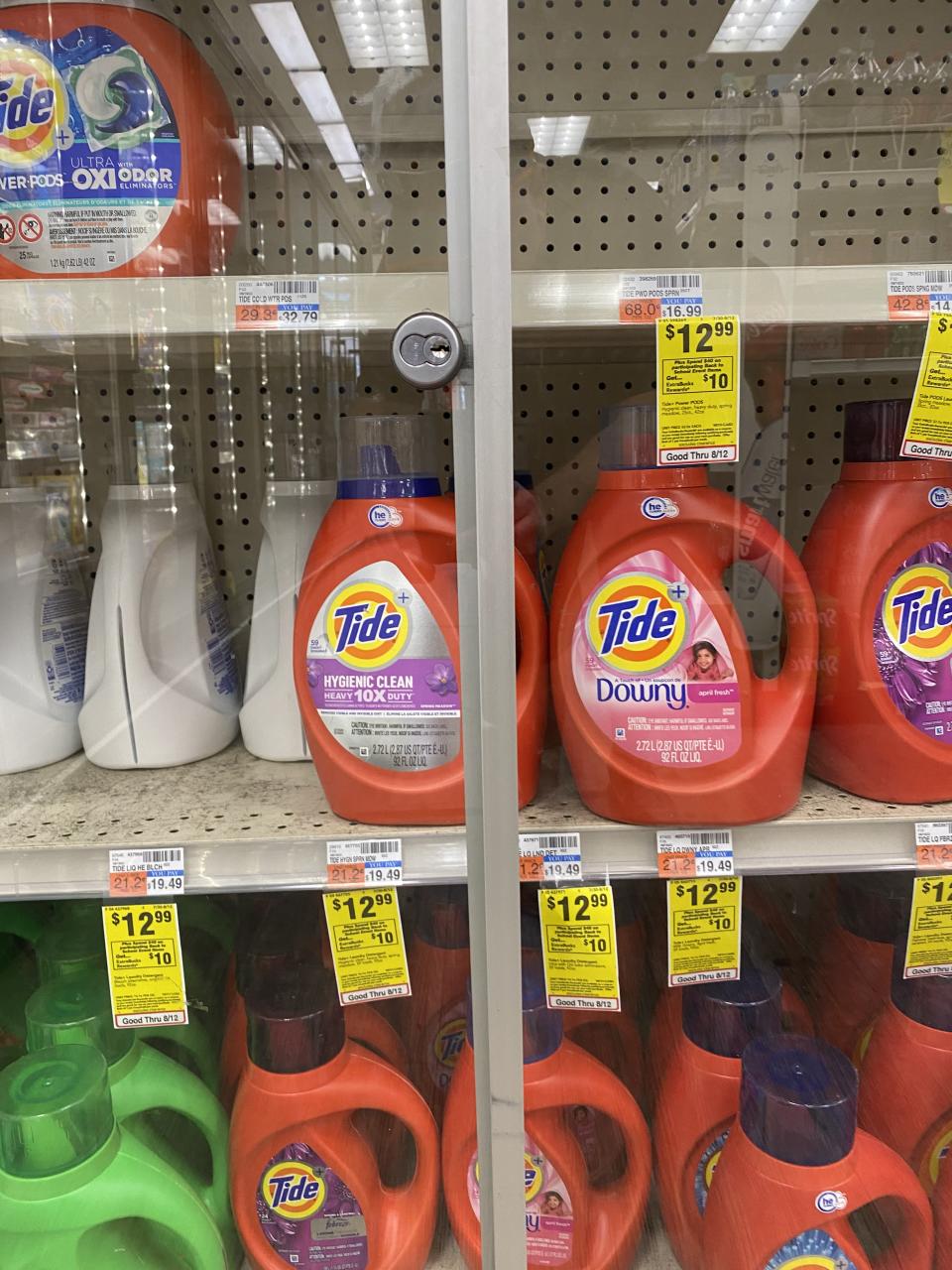 洗衣液是盜竊熱門商品，有商店放入櫃內上鎖。 (Lindsey Nicholson/UCG/Universal Images Group via Getty Images)