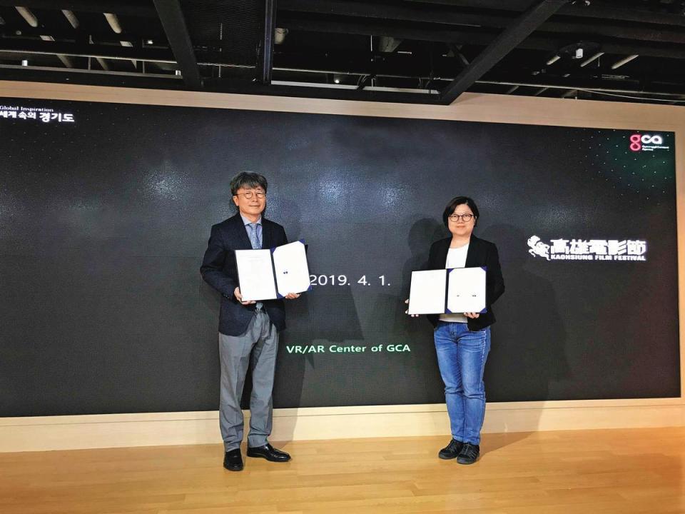 高雄市電影館長楊孟穎（右）與韓國富川國際奇幻影展總監申哲（左）簽定合作備忘錄。（高雄市電影館提供）