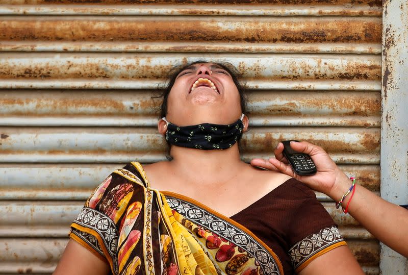 Una mujer llora tras la muerte de su marido a causa de la enfermedad del coronavirus (COVID-19) a las puertas del depósito de cadáveres de un hospital en Ahmedabad, India.