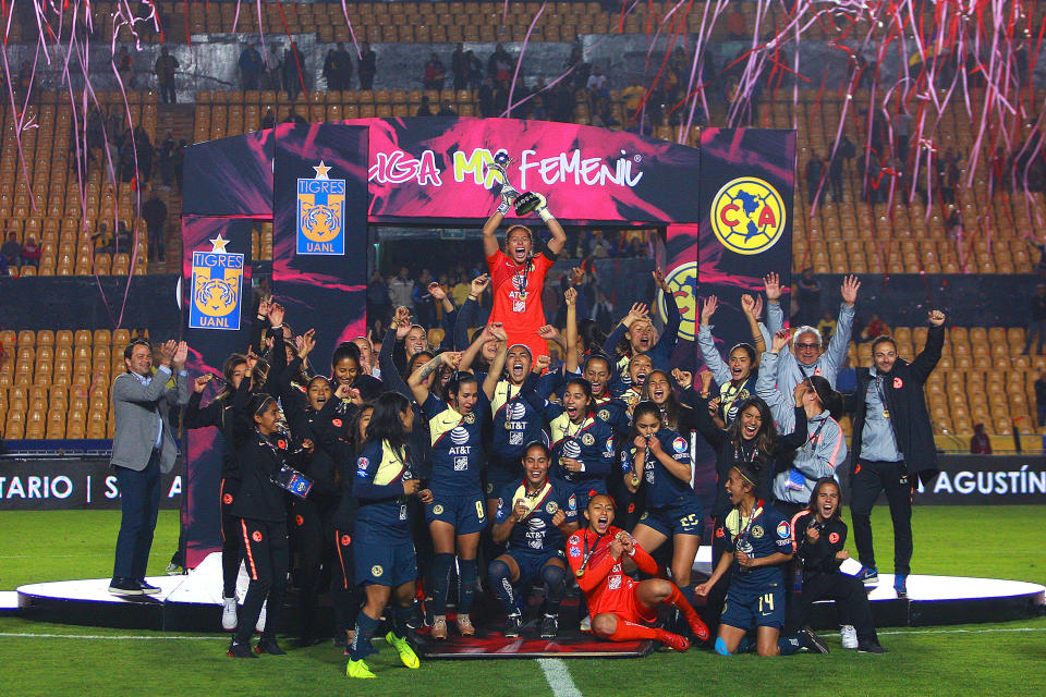 América Femenil levantando el trofeo del Apertura 2018. (Foto por Alfredo Lopez/Jam Media/Getty Images)