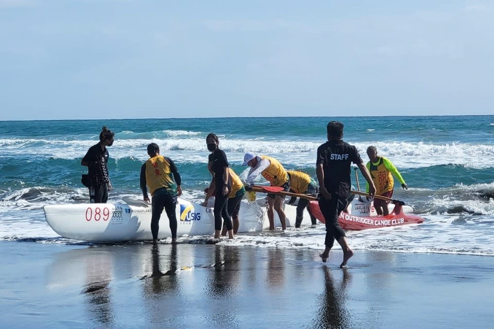 抓準湧浪，6名划船手一鼓作氣划向沙灘，抵達都歷部落傳統海域巴茲風岸。