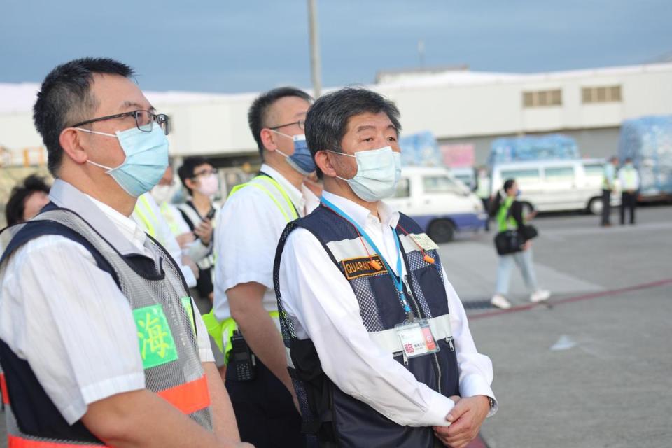 日本首批負壓隔離艙今晚抵台，剩餘70未來3週內將陸續送達。（指揮中心提供）