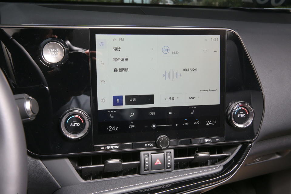 9.8吋的中央觸控螢幕可支援Apple CarPlay與Android Auto連線功能，並提供語音聲控功能，可透過指令控制音響及空調系統等操作。
