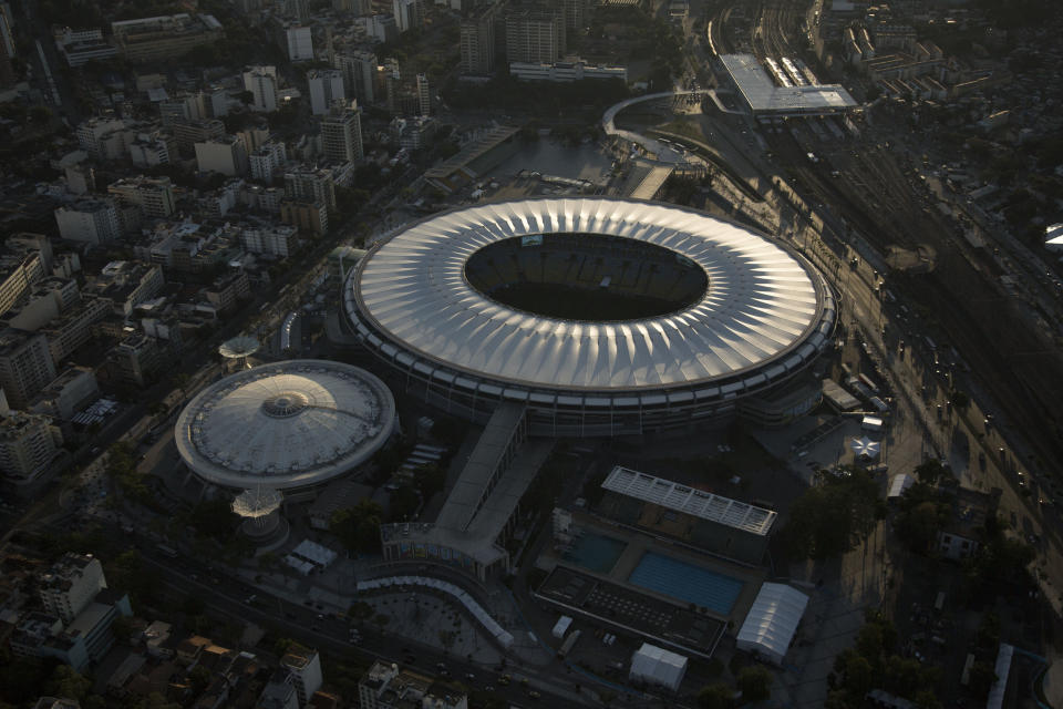 ARCHIVO.- Foto del 8 de junio del 2014 imagen aérea del estadio Maracaná en Río de Janeiro. El martes 16 de marzo del 2021, renombrar al estadio en honor a Pelé divide a los brasileños, el gobernador de Río de Janeiro tiene hasta la próxima semana para decidir si le cambia el nombre. (AP Photo/Felipe Dana, File)