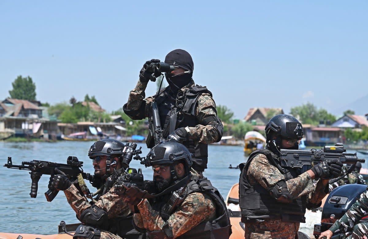 Indian paramilitary trooper commandoes conduct a special security drill at Dal Lake in Srinagar (AFP via Getty Images)