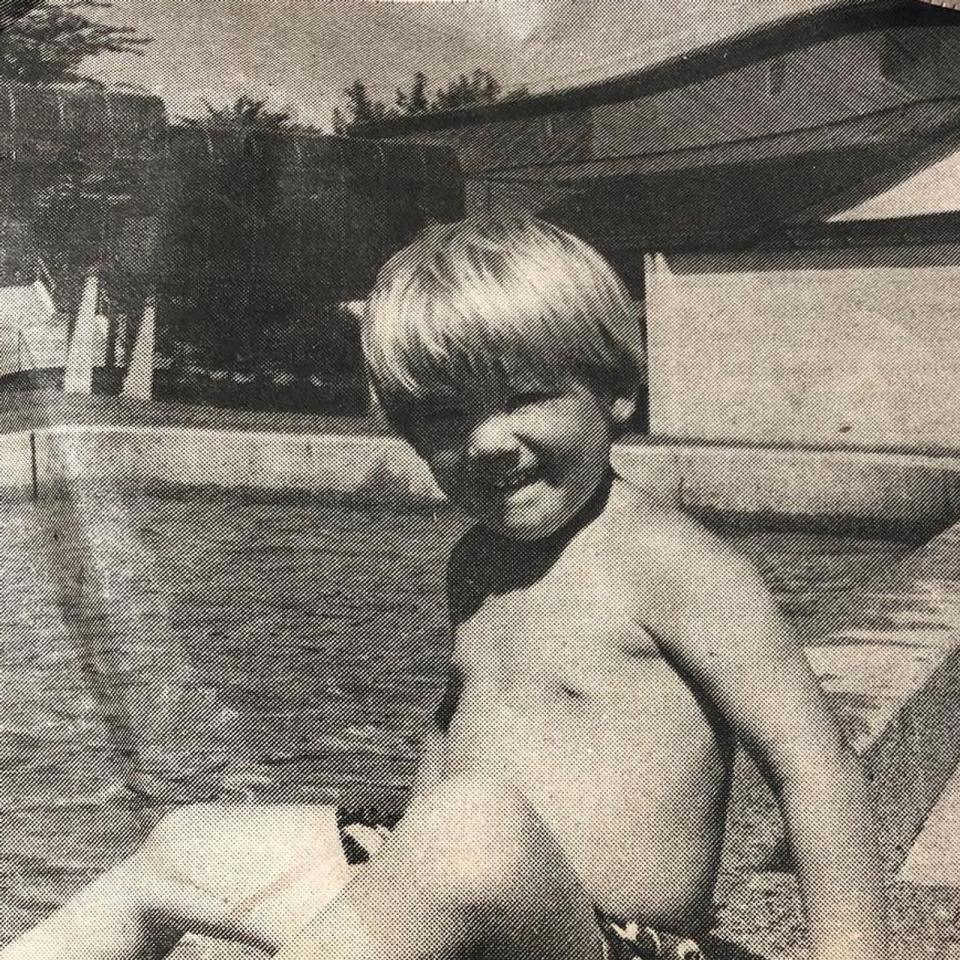 Und noch ein Zeitungsausschnitt: Unter diesem Kinderfoto waren Name und Adresse des kleinen Jungen zu lesen - heute unvorstellbar. Der damals Dreijährige, der sich hier am Pool freut, ist ... (Bild: www.instagram.com/vancityreynolds)
