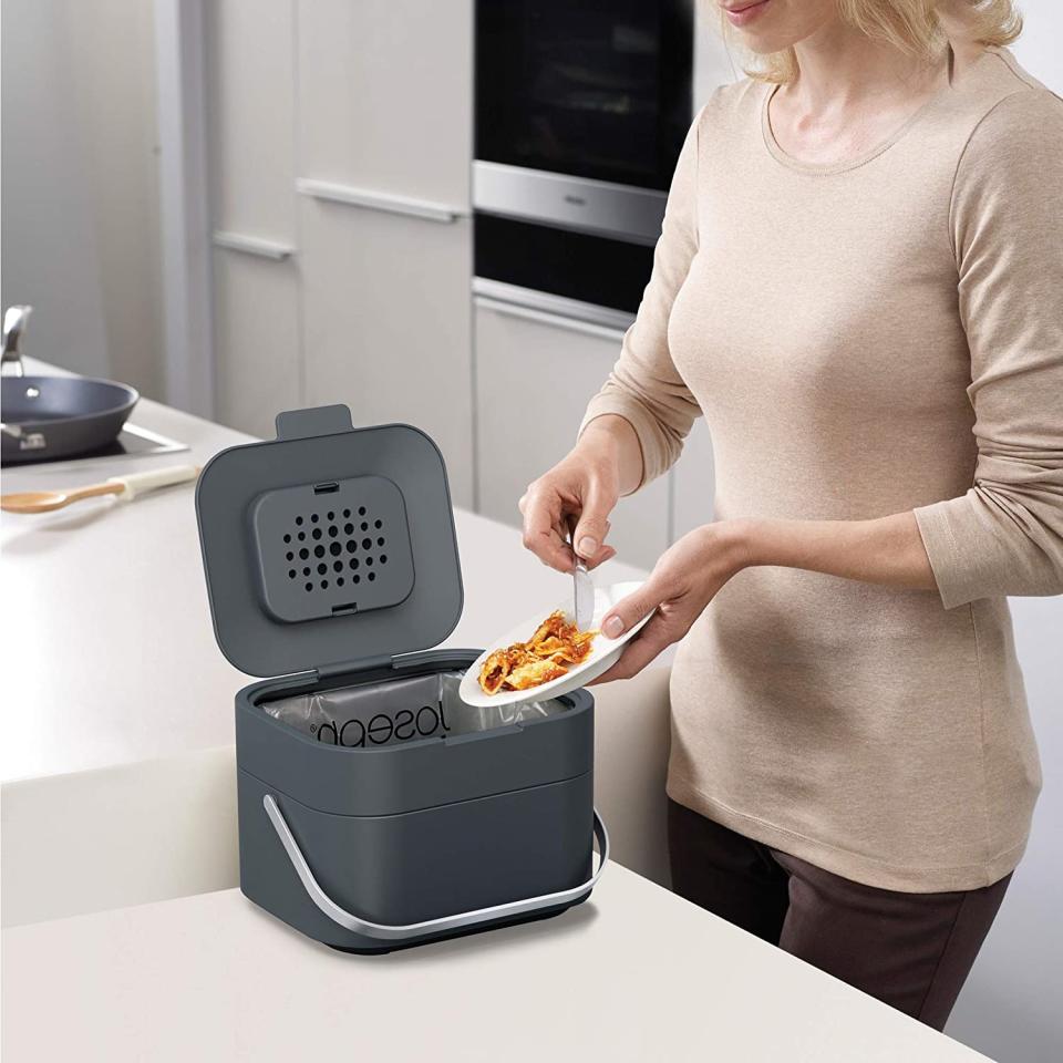 Intelligent Waste Compost Bin Food Waste Caddy with Odor Filter and Ventilation, 4L (Photo: Amazon)


