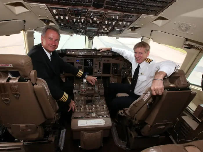 Die Piloten Kapitän John Dunkin (L) und Jay Galpin (R) nach dem Flug in Trumps Privatjet 757. - Copyright: Andrew Milligan/PA Images via Getty Images
