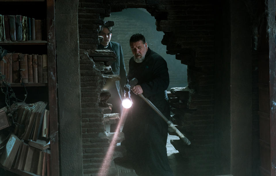 El Padre Esquibel (Daniel Zovatto) y el Padre Gabriele Amorth (Russell Crowe) en 'El exorcista del Papa (Foto: Jonathan Hession/Screen Gems/Sony Pictures)