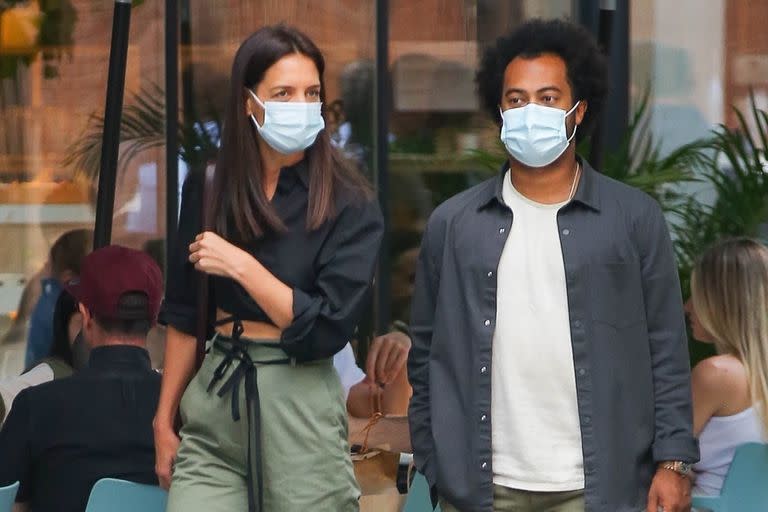 Katie Holmes y su novio Bobby Wooten III pasearon su amor por las calles de Nueva York