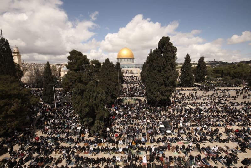 Muslim worshippers perform the first Friday prayers of the holy month of Ramadan at the Al-Aqsa Mosque. -/Department Of Islamic Awqaf In J/APA Images via ZUMA Press Wire/dpa