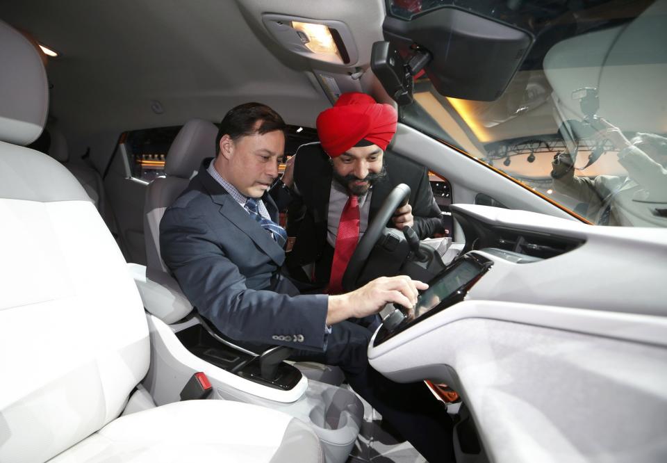 <i>[Brad Duguid (L), Ontario Minister of Economic Development, Employment and Infrastructure, and Navdeep Bains, Canada Minister of Innovation, Science and Economic Development, check out a Chevrolet Bolt EV electric vehicle at the North American International Auto Show in Detroit, January 12, 2016. REUTERS/Mark Blinch]</i>