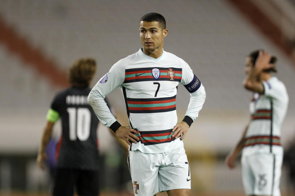 Cristiano Ronaldo, de la selección de Portugal, se lamenta durante el partido ante Croacia en la Liga de Naciones, el martes 17 de noviembre de 2020, en Split (AP Foto/Darko Bandic)