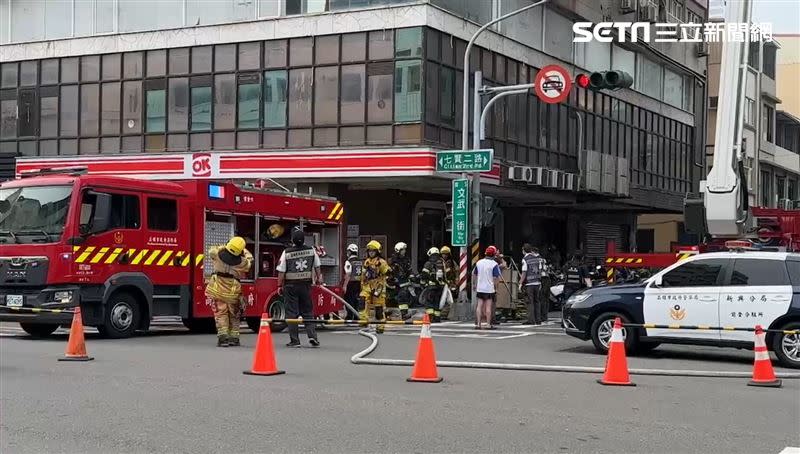 高雄市前金區七賢路與文武街路口24日7時突竄火舌,受困8樓、頂樓的民眾都已平安救出。（圖／翻攝畫面）