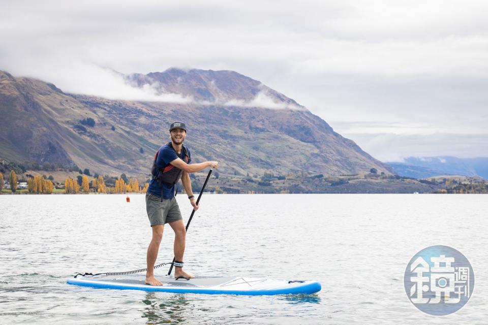 除了划獨木舟，也可租借立槳享受在瓦納卡湖上悠遊的樂趣。