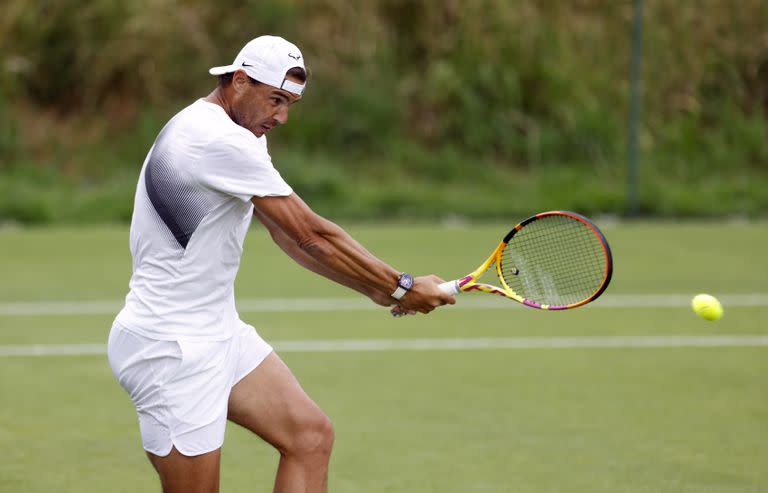 Rafael Nadal en acción; el zurdo de Manacor ya se entrenó en las canchas del All England Lawn Tennis and Croquet Club y tendrá como primer rival a un argentino: Francisco Cerúndolo