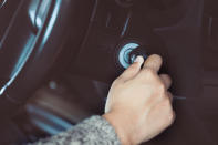 Arranca el coche sin pisar el acelerador. En los de gasolina puedes comenzar a circular lentamente justo después de iniciar el motor, mientras que en los diésel es recomendable que esperes unos segundos antes de moverte. (Foto: Getty Images).