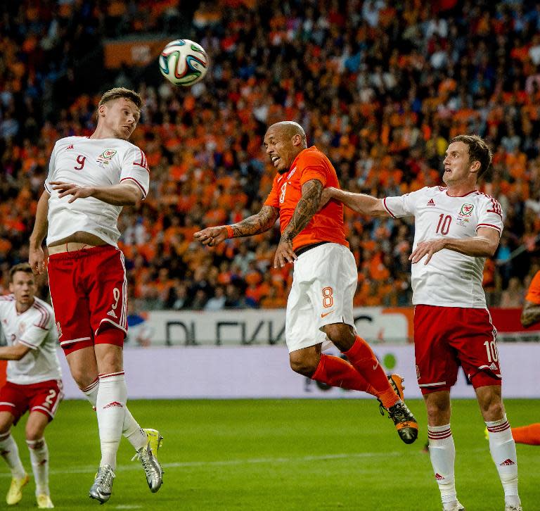 Dutch payer Nigel de Jong (C) vies with Welsh players Simon Church (L) and Andy King during an international friendly football match between Netherlands and Wales in Amsterdam on June 4, 2014