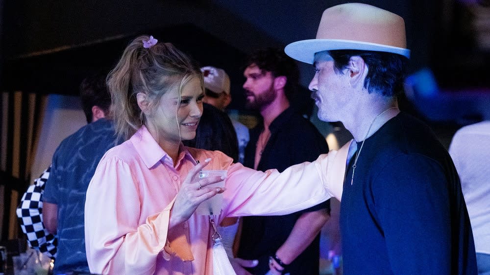  Ariana Madix and Tom Sandoval having a conversation in Vanderpump Rules. 