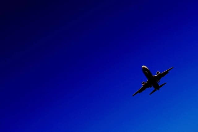 Plane in near-miss with parachutists