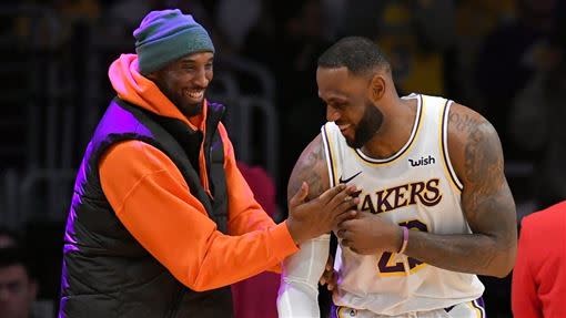 Kobe（左）、James關係相當密切，前者身亡可說對後者打擊甚深。（圖／翻攝自推特）