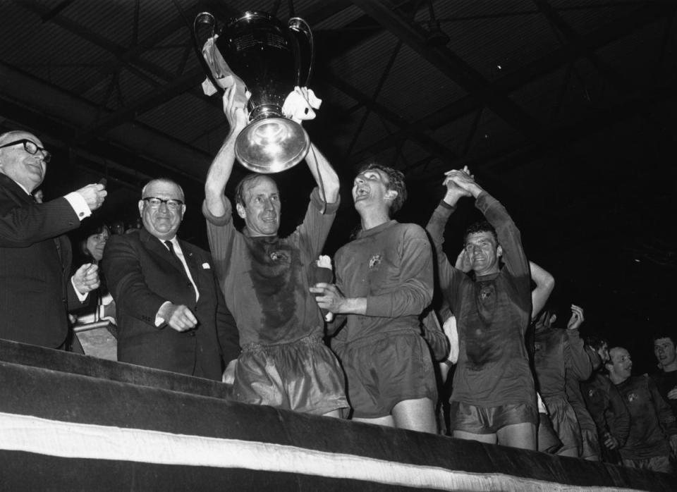 Sir Bobby Charlton lifting the European Cup in 1968 after beating Benfica 4-1 at Wembley. (Getty Images)