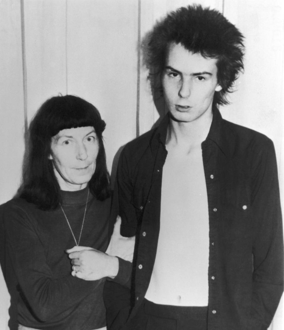 Sid Vicious with his mother, Anne Beverley, after a court appearance over the murder of his girlfriend Nancy Spungen, 18 October 1978 (Getty)